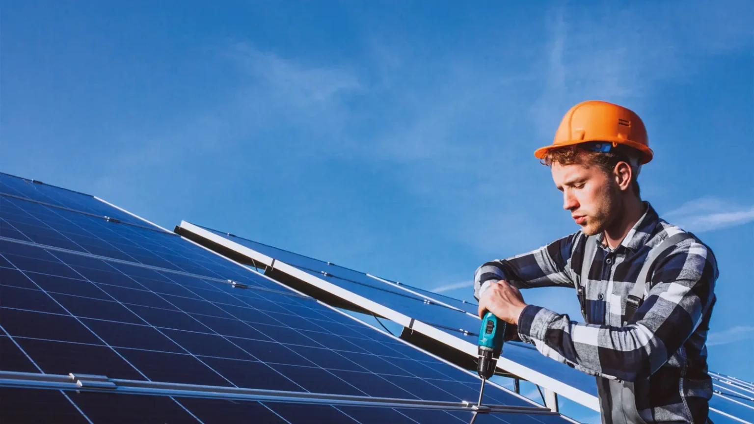 Montage eines Solarmoduls auf einem Dach