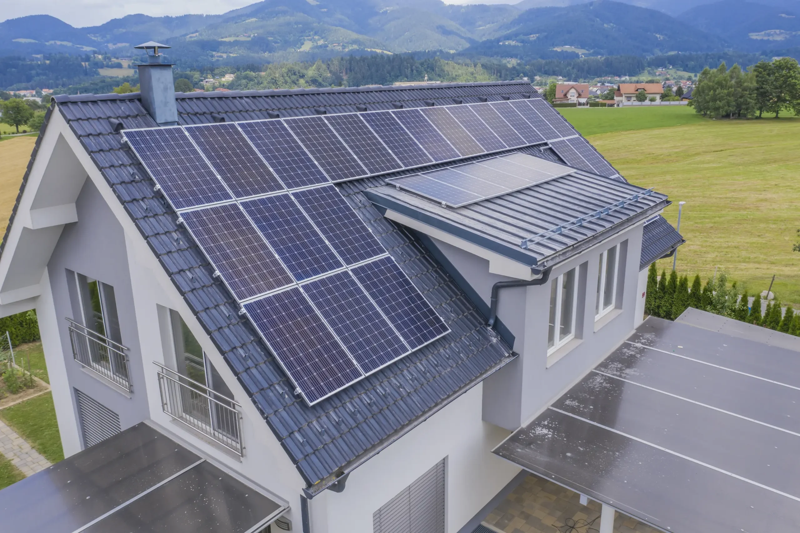 Photovoltaikanlage auf dem Schrägdach eines Wohnhauses
